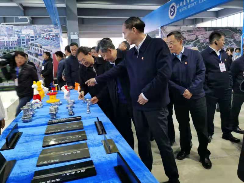 省委常委、市委书记李文荣、省委组织部常务副部长李兴华、市委副书记、市长李石松参观学院技能成果展_20191224155312.jpg