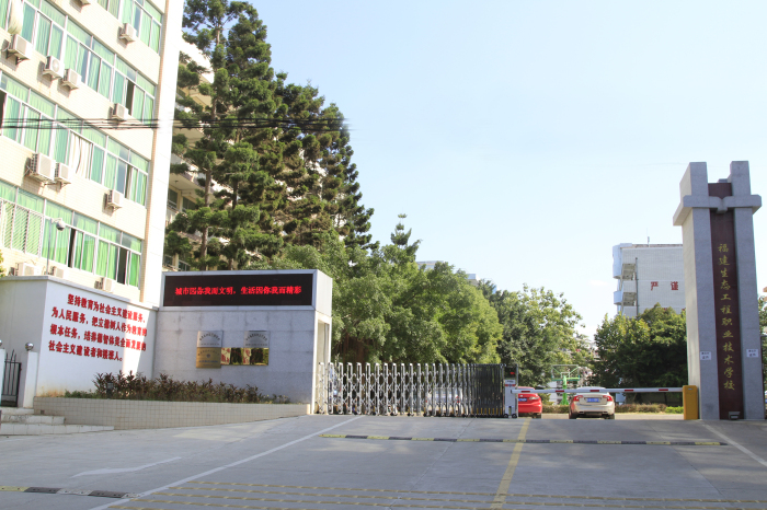 学校大门.jpg